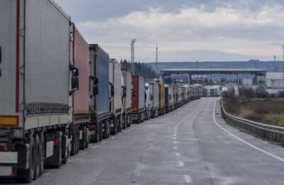 Очередь грузовиков на дороге к пограничному переходу в Турции